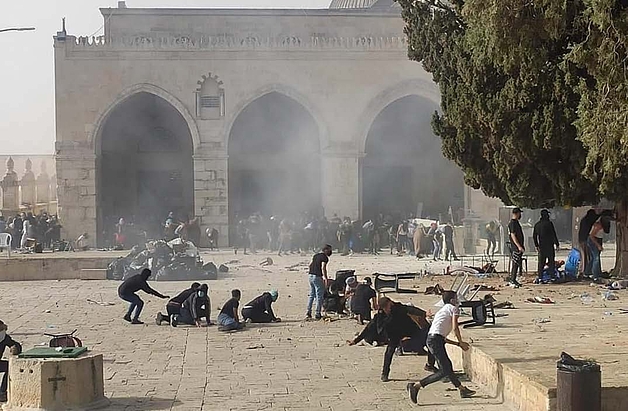 Palestinians and Israeli police clashed outside the Al-Aqsa mosque on May 10, with hundreds reported injured. (Photo: UN OCHA)