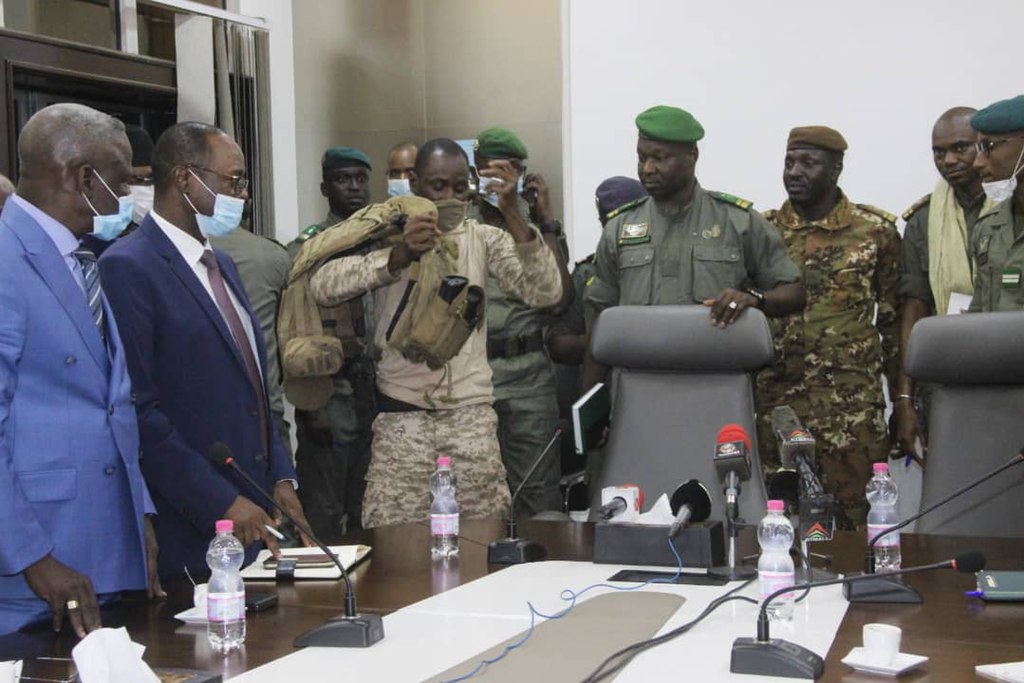 Assimi Goïta, surrounded by members of the National Committee for the Salvation of the People, prepares for a press conference during which he proclaimed himself head of the ruling junta in Mali in August 2020. (Photo: Kassim Traoré / VOA)