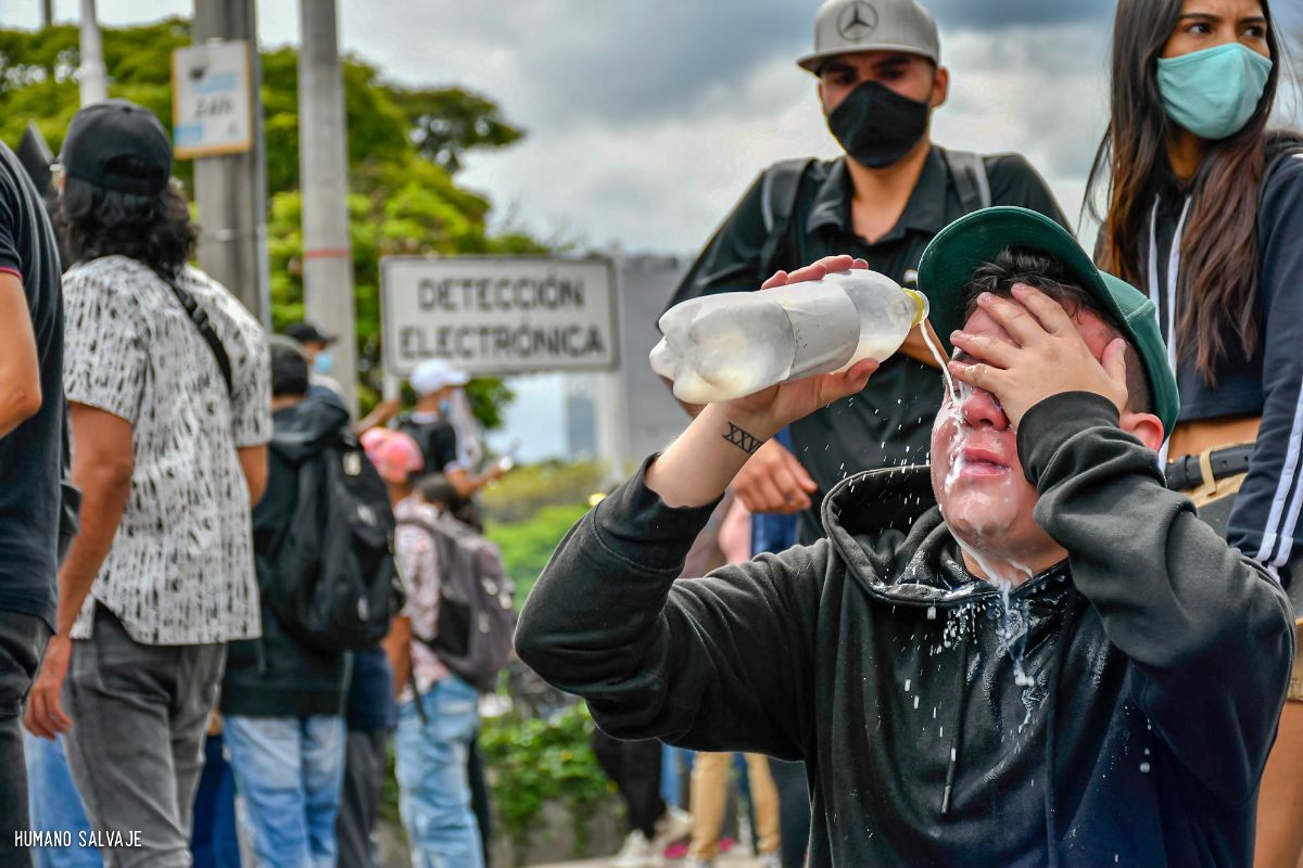 A protester in Medellín, Colombia, pours milk over his eyes during the National Strike against tax reform measures on April 28, 2021. (Photo: Humano Salvaje / Flickr)