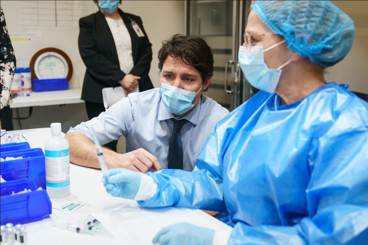 Canadian Prime Minister Justin Trudeau visits a vaccine clinic in Montreal on March 15, 2021. (Photo: PM Trudeau / Flickr)