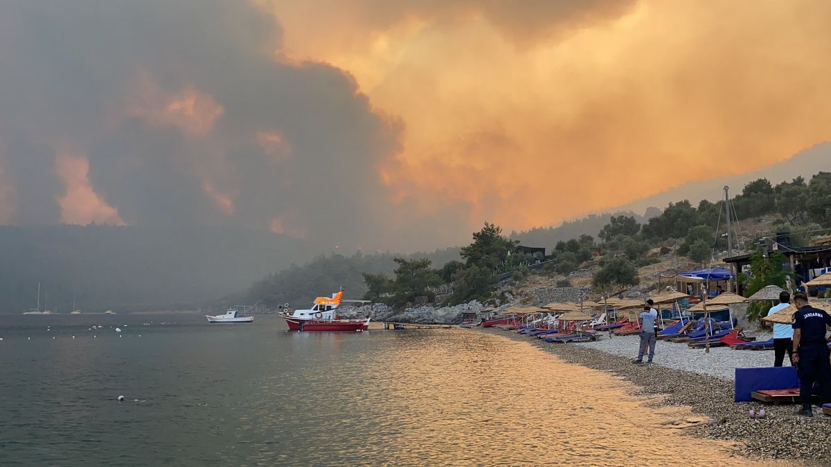 Flames and smoke from wildfires approach Çökertme on Turkey's southern coast on Aug. 1. (Photo: Milas Mayor Muhammet Tokat / Twitter)
