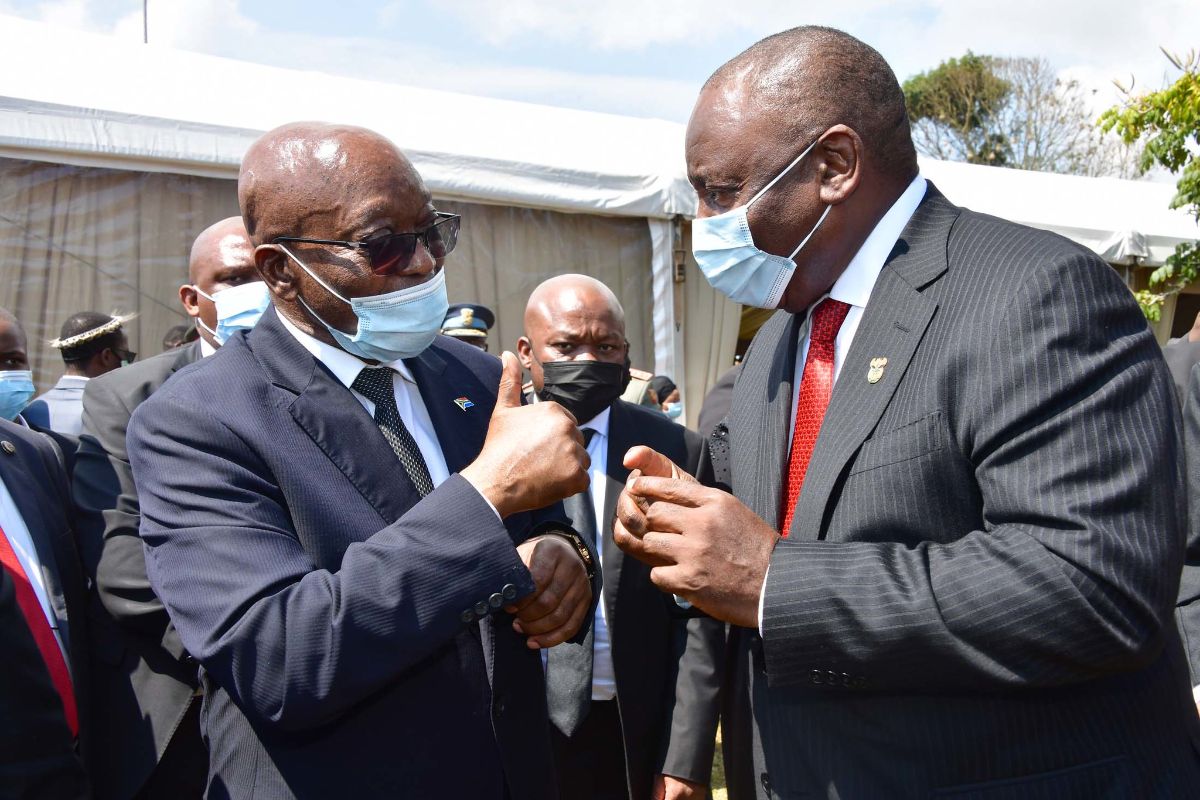 South African President Cyril Ramaphosa (right) and former President Jacob Zuma attend the funeral of Zulu's King Goodwill Zwelithini KaBhekuzulu in March 2021. (Photo: GCIS)
