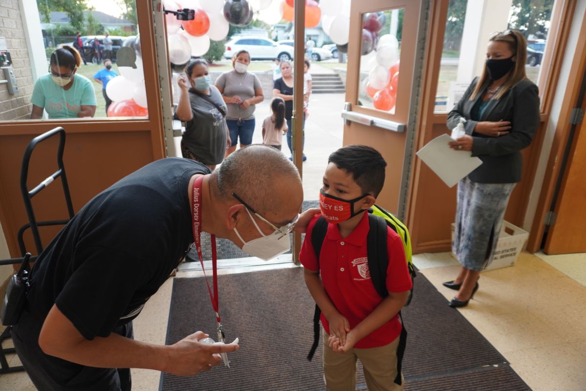   Students at some Dallas ISD schools begun classes on Aug. 9 while wearing masks as the district clashed with Gov. Greg Abbott. (Photo: Dallas ISD / Facebook)