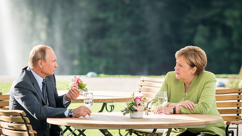 Russian President Vladimir Putin and German Chancellor Angela Merkel meet in Meseberg, Germany, in August 2018. (Photo: Bundesregierung / Kugler)