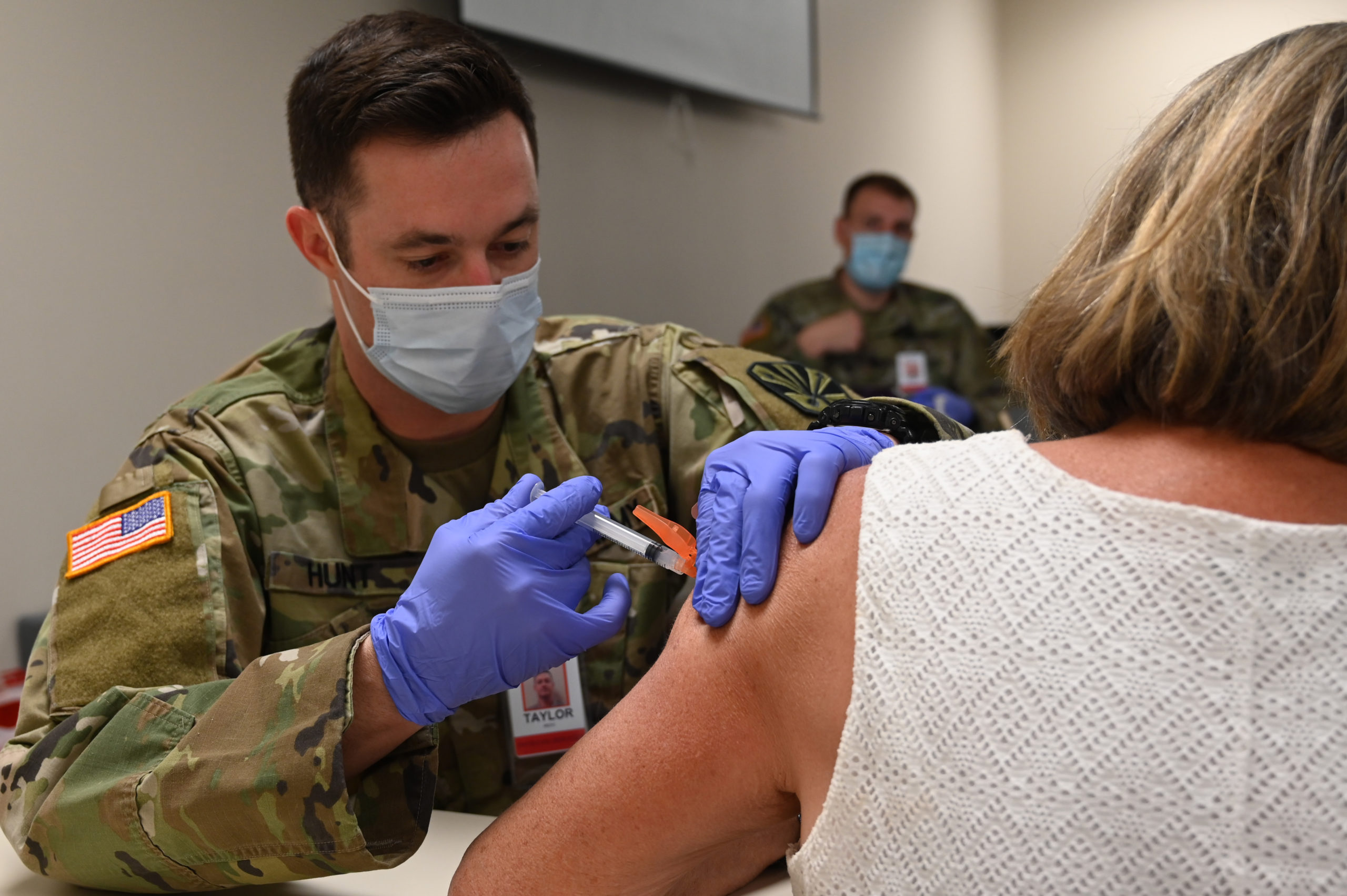 An Arizona National Guardsman provides a coronavirus vaccination at a medical center in Kingman, Ariz., on May 12, 2021 (Photo: U.S. Air National Guard / Staff Sgt. Dillon Davis)