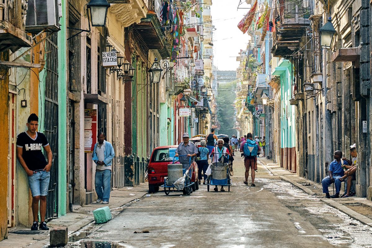People roam a street in Havana, Cuba, in February 2017. (Photo: Pedro Szekely / Flickr)