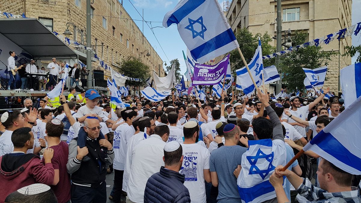 Hundreds of people march in the 2018 Flag Day parade in Jerusalem.