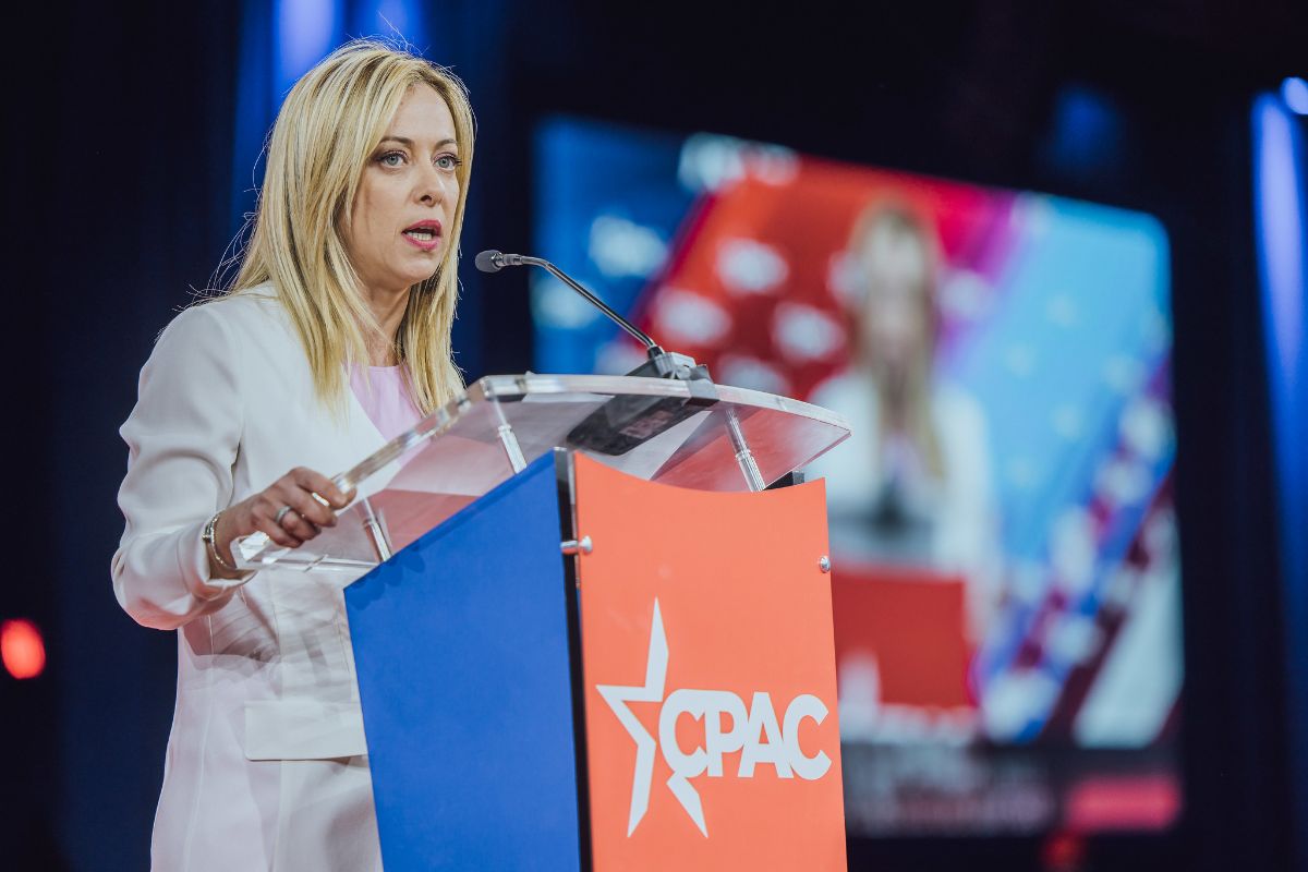 Giorgia Meloni stands at the CPAC podium.