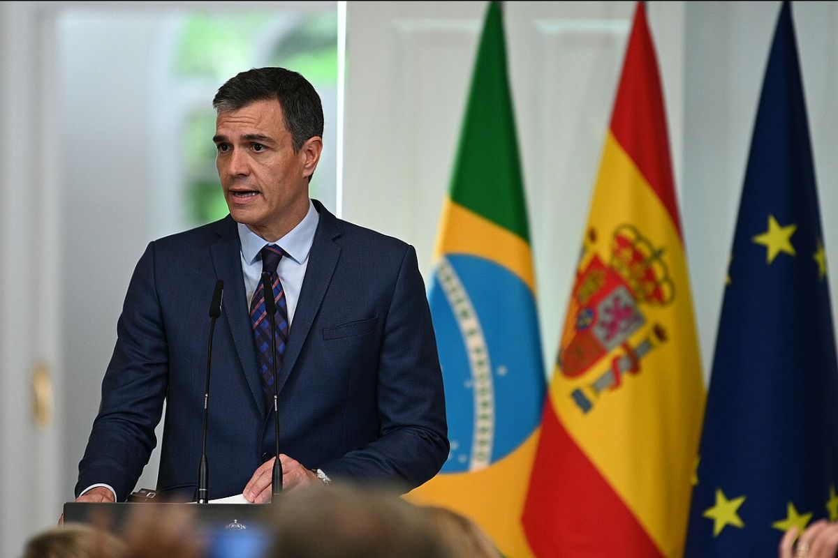 Spanish Prime Minister Pedro Sánchez delivers an address in front of the flags of Brazil, Spain and the EU